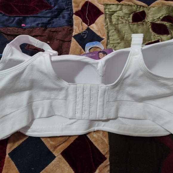 Vanity Fair Radiant Collection Cream Comfort Bra - Picture 2 of 5